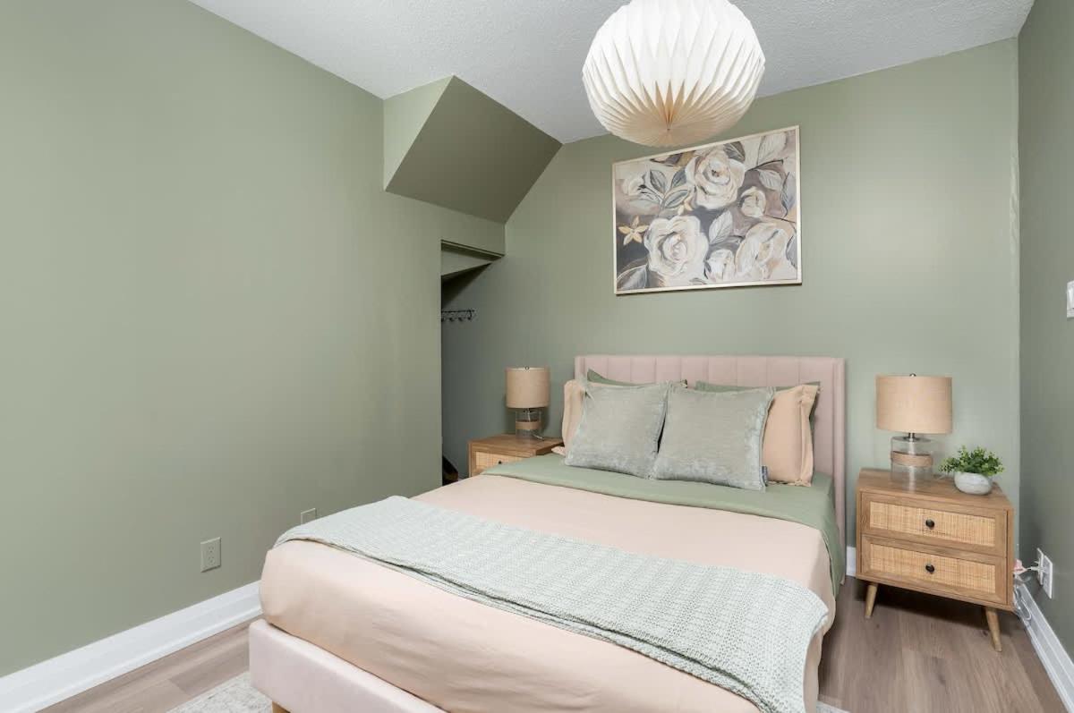 Townhome In Amazing Location * Toronto
