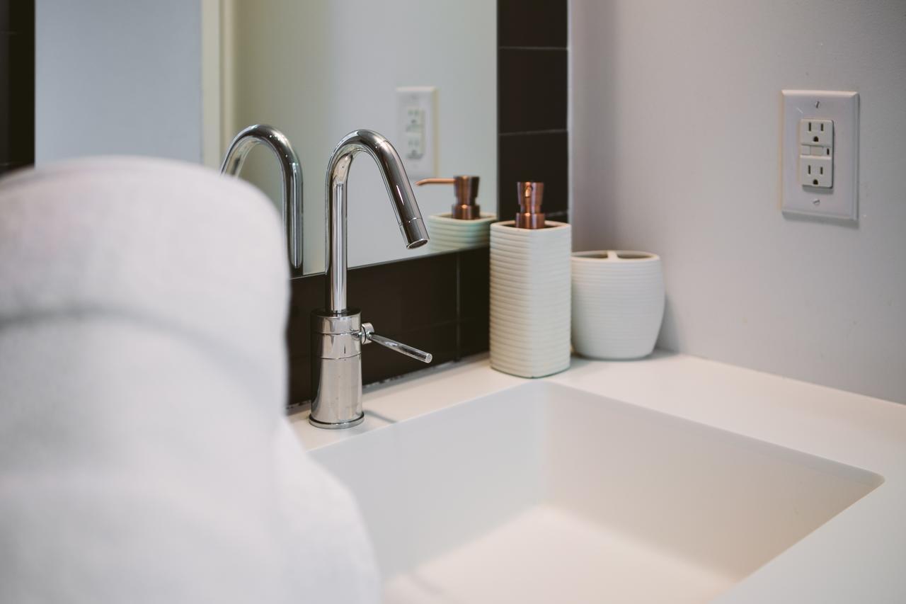 Premium 2-bedroom With Cn Tower & Views Apartment *