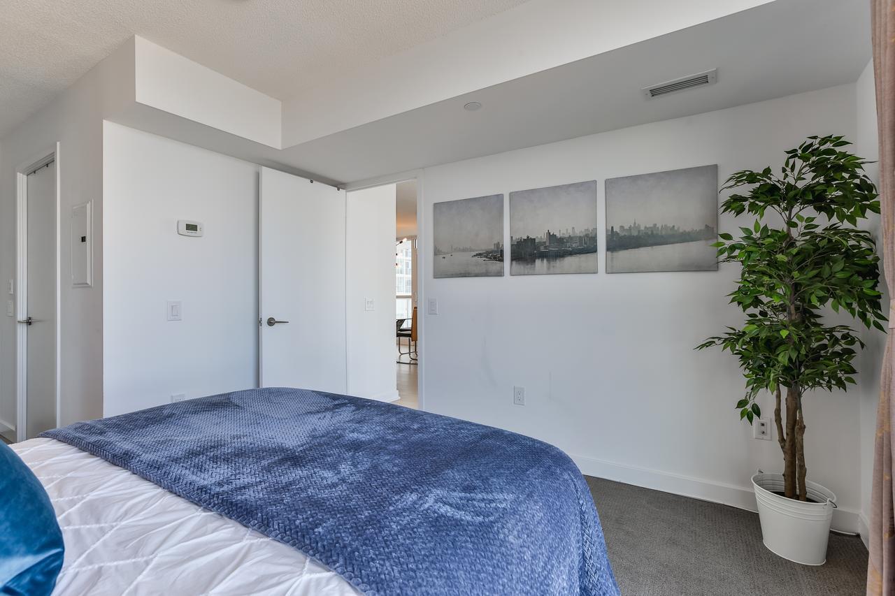 Premium 2-bedroom With Cn Tower & Views Apartment *