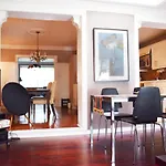 Spacious Artistic House In Toronto