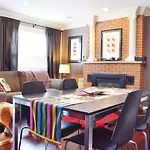 Spacious Artistic House In Toronto
