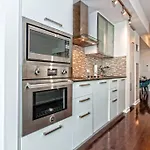 Lux Condo Near Cn Tower W/Amazing View + Parking!