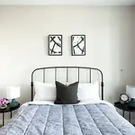 Downtown Central Two Bedroom Condo With Amazing View, Free Parking