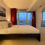 Cozy Open Concept 2Br 2Bath W/Parking -Jays/Cn