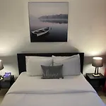 Cozy Open Concept 2Br 2Bath W/Parking -Jays/Cn
