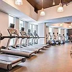 Stunning Condo Wit Amazing View 5Mins From Cntower
