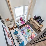 Beautiful Property In Downtown Core Close To Subway Station!