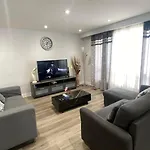 Spectacular 3 Bedroom 2 Wr House - Close To Airport