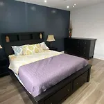 Spectacular 3 Bedroom 2 Wr House - Close To Airport