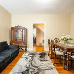 Cozy 5 Bedroom House In Downtown Toronto By Globalstay