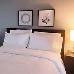 Elegant 2 Bedroom, 2 Bathroom Downtown Retreat With Superior Views