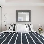 Yorkville Luxury 2 Bedroom & Parking