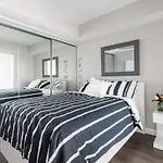 Yorkville Luxury 2 Bedroom & Parking