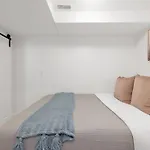 Cozy Lower Level Apartment In Trendy Neighbourhood