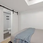 Cozy Lower Level Apartment In Trendy Neighbourhood