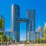 Trendy Downtown Getaway By The Water