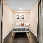 Charming 2Br Condo Near Cn Tower & Harbourfront