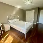 Spacious Suite By Shops Perfect Comfort & Transit