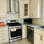Spacious Suite By Shops Perfect Comfort & Transit