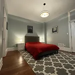 Spacious Townhouse Close To Dundas Square!