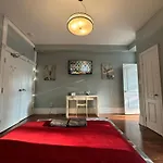Spacious Townhouse Close To Dundas Square!