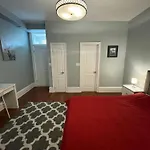 Spacious Townhouse Close To Dundas Square!