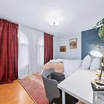 Private Bedroom In A House Close To Subway With Free Parking
