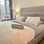 1Bdrm Plus Den With 2 Real Beds Plus Sofabed & Terrace & Parking