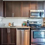 Stunning 1Br Condo In Heart Of Downtown Toronto