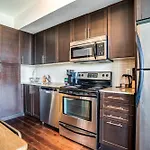 Stunning 1Br Condo In Heart Of Downtown Toronto