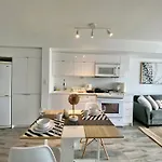 Chic And Ample 1Br Apartment Downtown Toronto