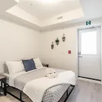 Beautiful Modern Apt Unit In High Park North