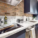 Casa Queen Elegant Suite In Leslieville