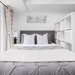 Lovely Studio In Downtown To Yonge Dundas Square