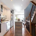 Beautiful 3Br House In The Heart Of Greek Town