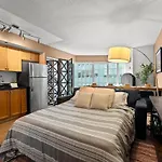Cozy Apartment At Dundas Square!