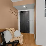 Cozy Apartment At Dundas Square!