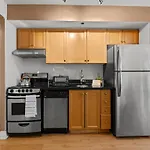 Cozy Apartment At Dundas Square!