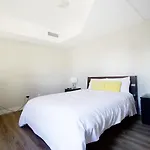 Living Suites Toronto - Queens Park