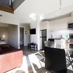 Living Suites Toronto - Queens Park