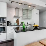 Applewood Suites Financial District Cn Tower