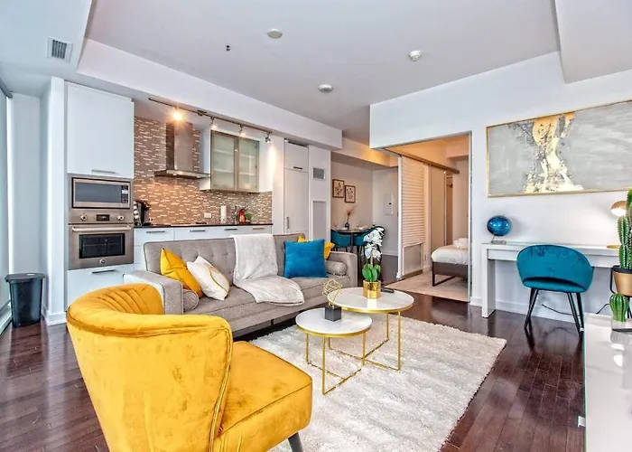Lux Condo Near Cn Tower W/Amazing View + Parking!