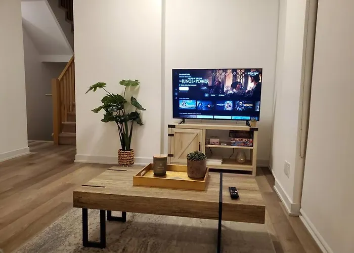 Midtown 4 Bedroom Home Free Wi-Fi And Parking