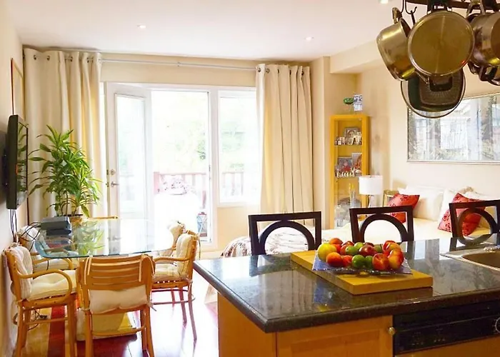 Bright Studio W Full Kitchen And Detached Bathroom