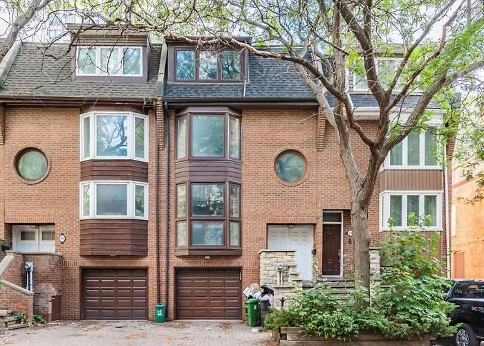 Beautiful Property In Downtown Core Close To Subway Station!