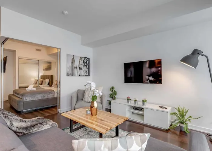 Downtown Toronto Condo Close To Cn Tower!!