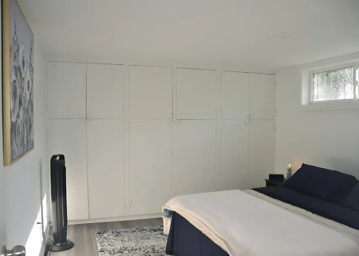 Entire Basement - 5 Guests 2 Bedrooms 3 Beds