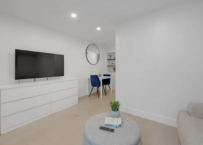 Cozy Lower Level Apartment In Trendy Neighbourhood