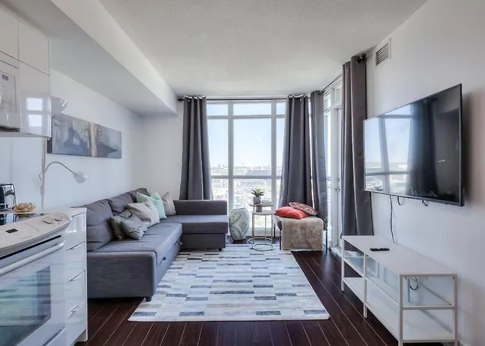 Trendy Downtown Getaway By The Water