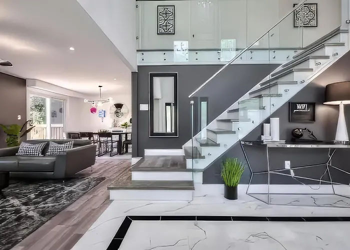 4 Bedrooms Or 2 Bedrooms House Near Fairview Mall And 401 & Dvp